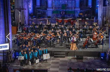 ORQUESTA SINFÓNICA JUVENIL Y EL CORO VIENTOS MUSICALES INVITADA: DENISE GUTIÉRREZ