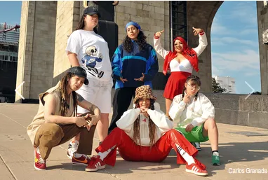 MUJER EN CYPHER