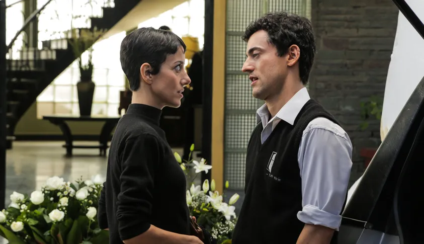 GIFF: ELVIRA, TE DARÍA MI VIDA PERO LA ESTOY USANDO